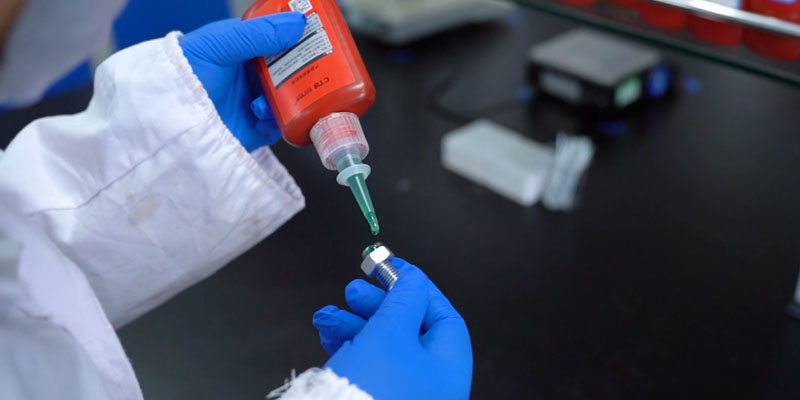 缸蓋螺絲高溫老是松，到底用哪種螺絲膠？